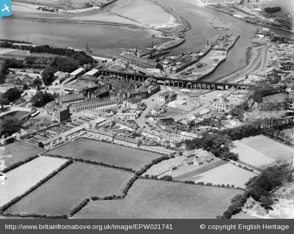 The railway viaduct and town, Hayle, 1928 - Britain from Above The railway viaduct and town, Hayle, 1928 - Britain from Above